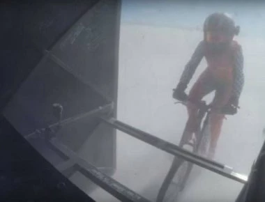 «Γυναίκα-πύραυλος» έφτασε τα 296 χιλιόμετρα την ώρα με ποδήλατο (βίντεο)